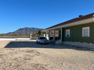 Lovely 3 Bed House with huge stables